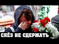 Оторвался тромб: Рыдающие поклонники несут цветы yмepшeмy Лазареву