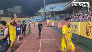 Cầu thủ SLNA ngậm ngùi xin lỗi và chào tạm biệt CĐV sau khi để Hà Nội FC lội ngược dòng | Cầu Thủ TV