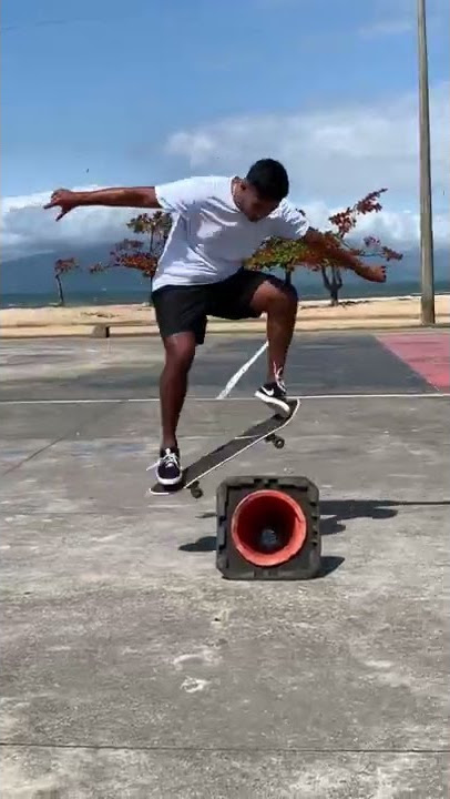 Aos 52 anos, Tony Hawk se emociona ao fazer manobra pela última vez