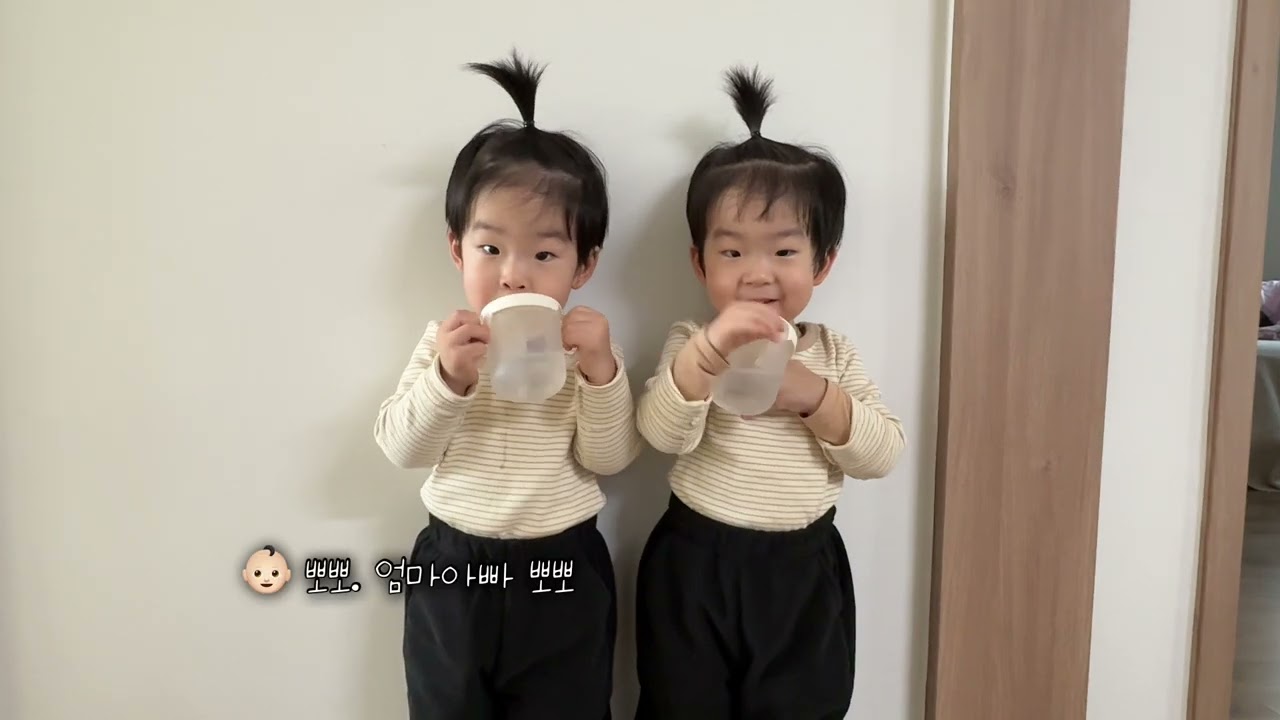 등원준비 하다가 엄마아빠 뽀뽀 사진을 본 쌍둥이 반응