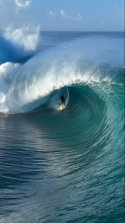 The locals of Teahupo’o doing what they do best 👍