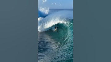 The locals of Teahupo’o doing what they do best 👍