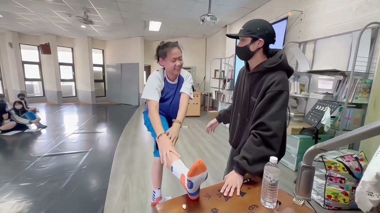 武丑身段體驗/粉墨登場~歌仔戲戲曲賞析與文化/全國114年文化部文化體驗教育計劃案/汐止國中/蔡瑜真-臺北傳統戲劇團2025.03.04