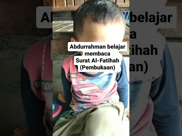 Anak kecil Abdurrahman adiknya Abdullah belajar membaca Surat Al-Fatihah. Doain ya teman teman. class=