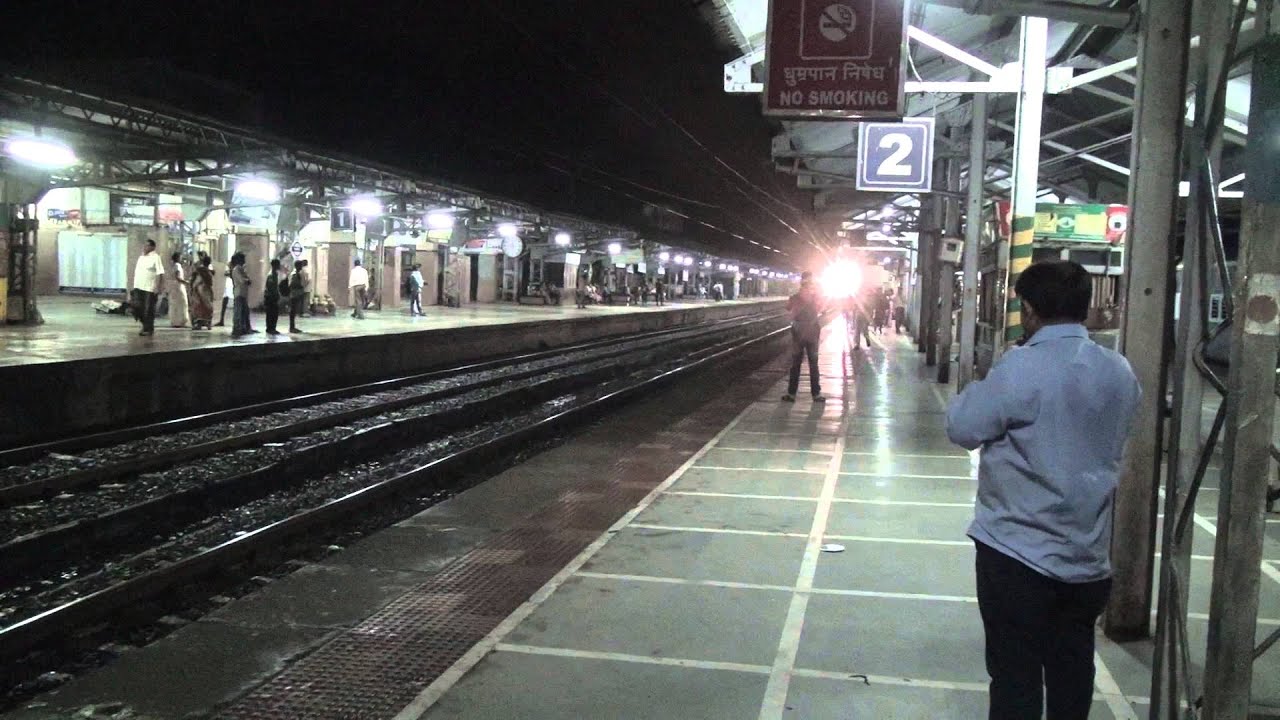 14806 Barmer Yesvantpur AC Express Overtaking Bharuch Virar Shuttle at Palghar