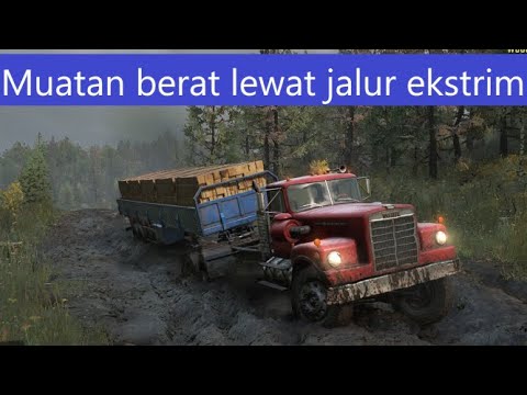 Mobil truk  muatan berat bawa  kayu  di jalan berlumpur 