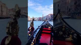 Paseo entre los hermosos canales de Venecia.