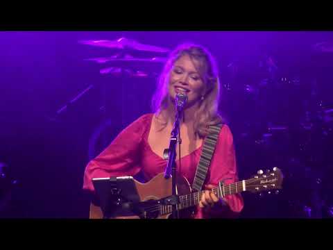 Meadhbh Walsh- This is the life (live in Gleneagle INEC Arena Killarney)