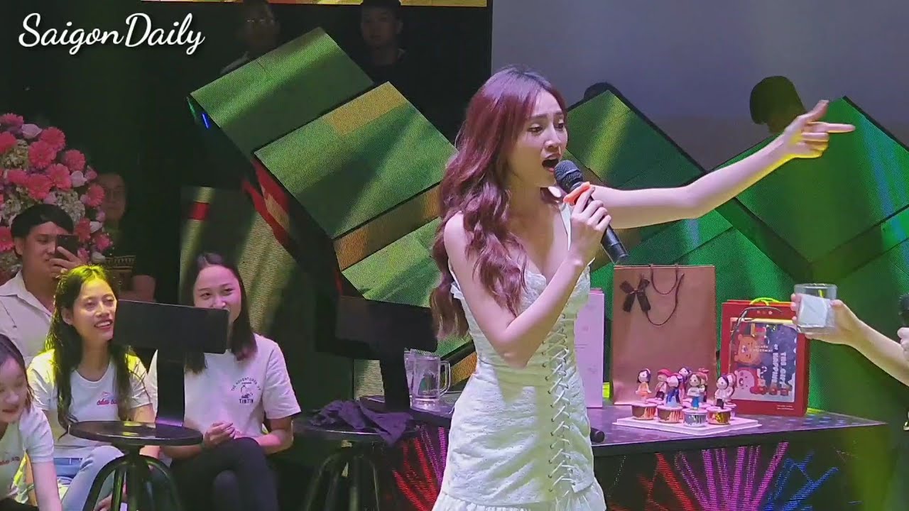 Ninh Dương Lan Ngọc nhảy múa vỡ òa hạnh phúc trong fan meeting khi cả gia đình đều có mặt