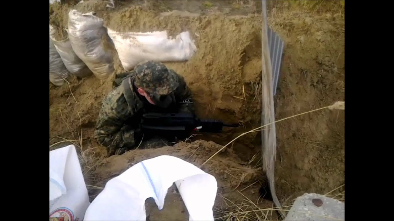 Машина копает окопы