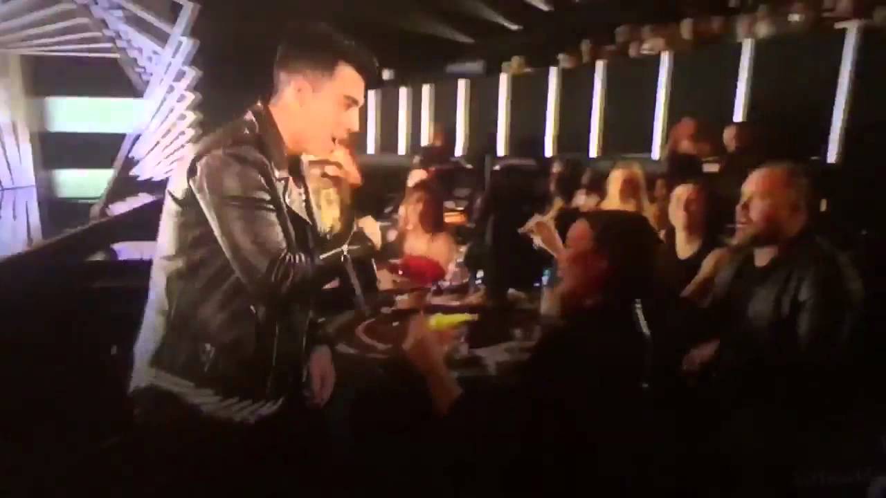Joe Jonas singing 'Cake By The Ocean' to Demi Lovato @ iHeart Awards 2016
