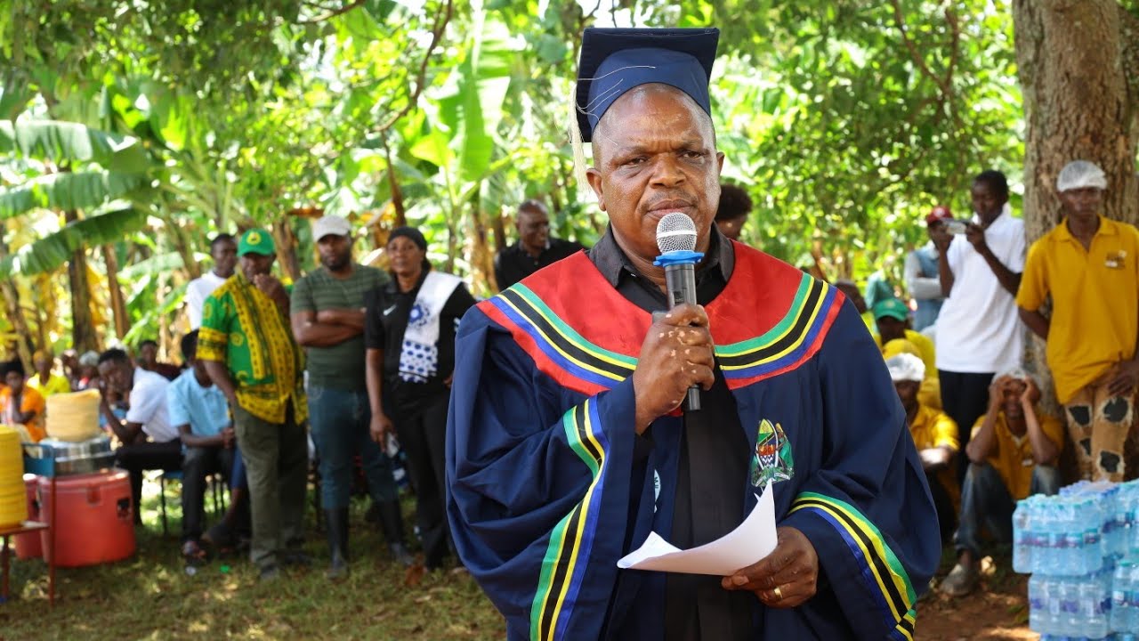 MWENYEKITI HALMASHAURI TARIME MJINI THOBIAS GHATI AFUNGUKA KATIKA MAZISHI YA PHILIPO GIKARO