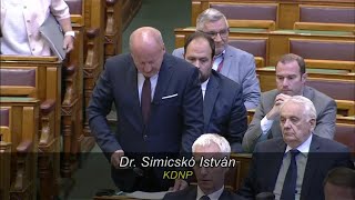 Simicskó István napirend előtti felszólalása és Illés Boglárka válasza