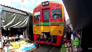 Удивительный рынок на железной дороге Тайланд / Maeklong Railway Market Thailand
