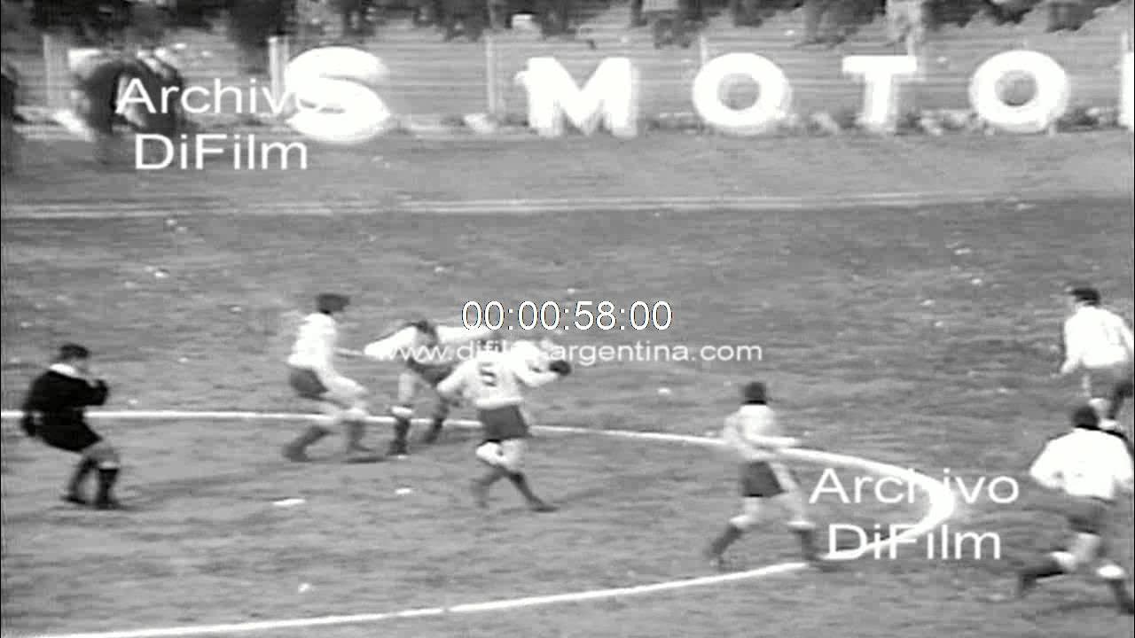 CD Nacional 0 Racing Club 0 in Aug 1967 in Montevideo. Action from the Copa  Libertadores Final, 1st Leg.