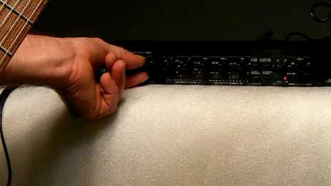 Alesis 3630Compressor RMS PEAK DUAL CHANNEL COMPRESSOR LIMITER WITH GATE.AVI