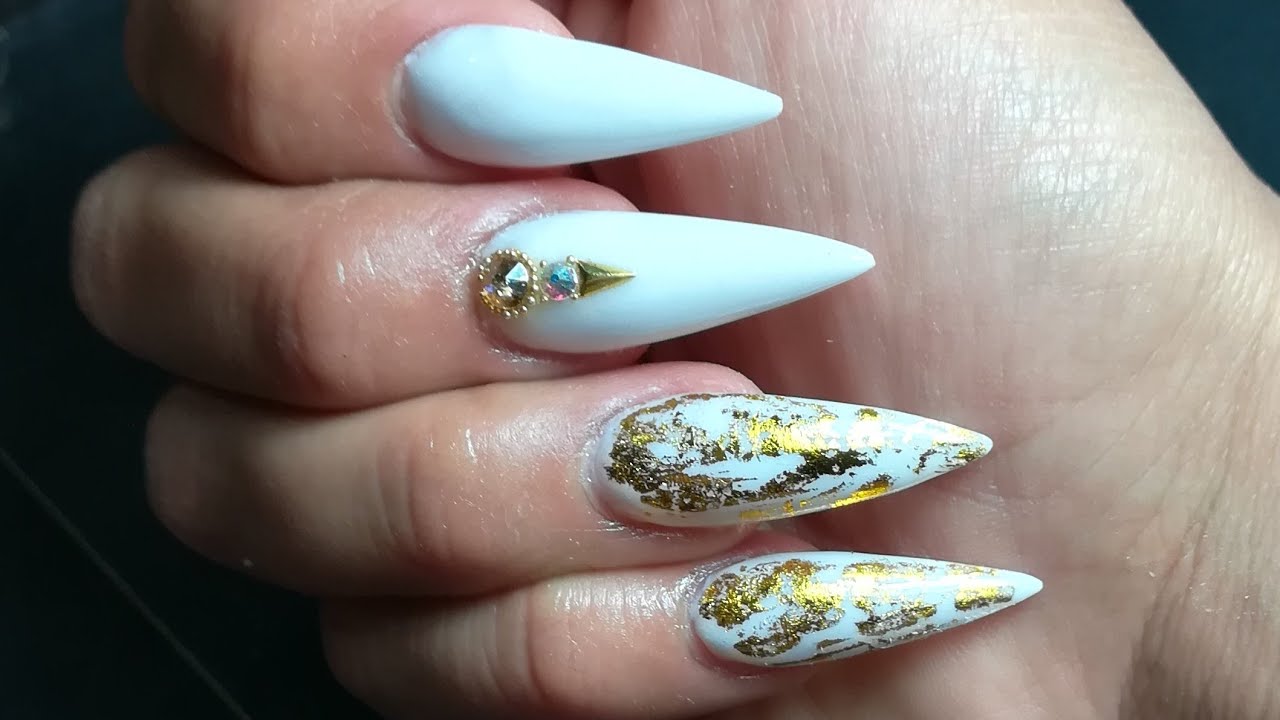 Uñas stiletto en color blanco + fóil dorado y swarovski en colaboración con  mi amiga 