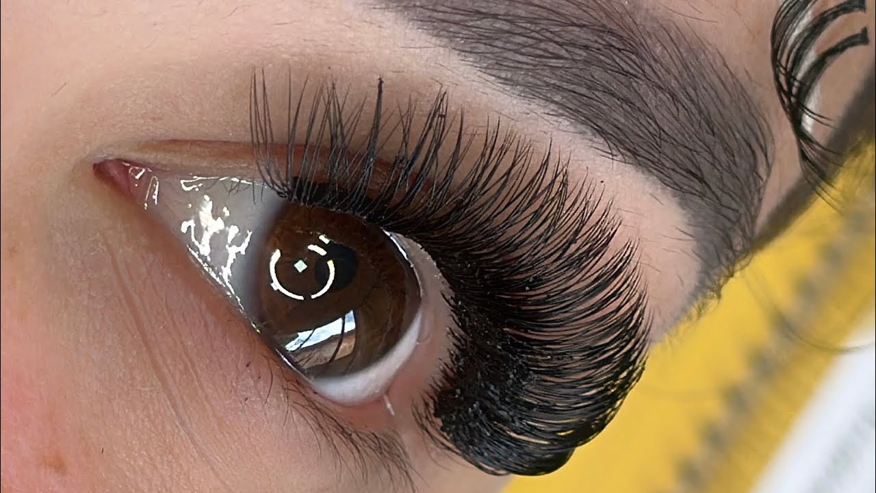 APLICAÇÃO CÍLIOS DE SEDA/ TUFOS NESSURA