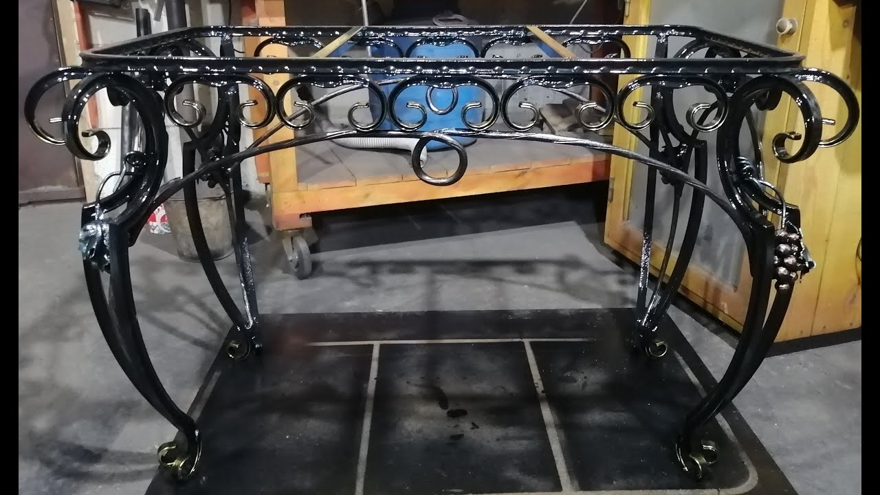 Журнальный столик с виноградом