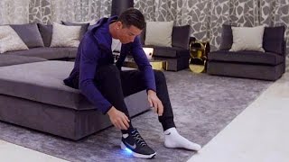 Nike presentó las zapatillas autoajustables con Cristiano Ronaldo de modelo  - YouTube
