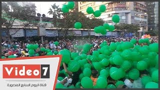إسقاط بالونات على المصلين عقب صلاة عيد الإضحى المبارك بساحات مسجد مصطفى محمود