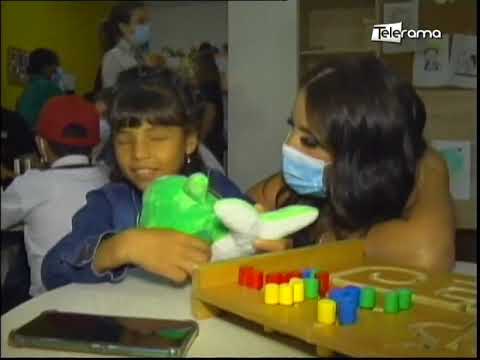 Entregamos peluches en SOLCA para festejar a los niños en su día