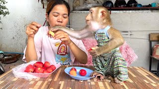 Jaila Doesn't Share Her Wax Apple With Mom, Snttch Back Very Fast