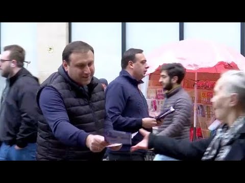 \"აციონალური მოძრაობის წევრებმა მეტროსადგურ ახმეტელთან  9 აპრილის აქციაზე მოსაწვევი ფლაერები დაარიგეს