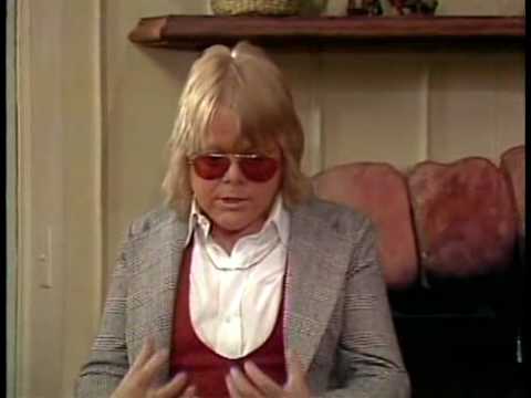 Paul Williams visits the Brady Bunch Variety Hour...