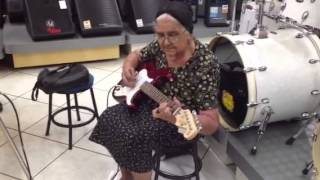 Vovó tocando Guitar na Betel center