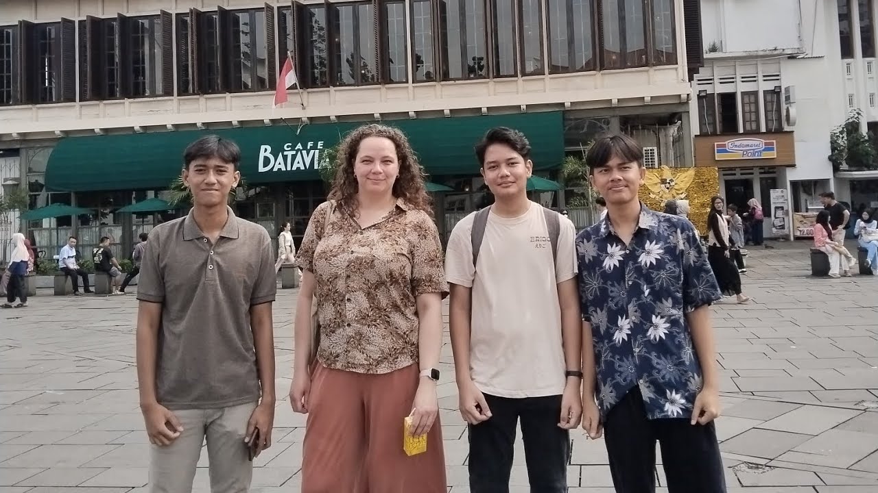 Asking for, offering, and refusing help conversation with a native ...