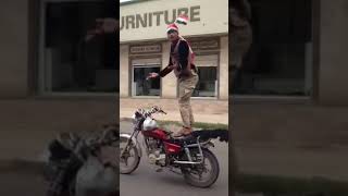 سائق دراجة نارية يمني متهور ومحترف