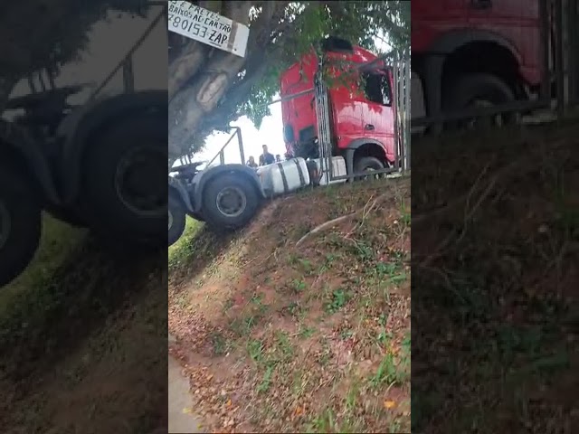 CABO DE AÇO ROMPE E CAMINHÃO FICA PENDURADO DENTRO DE CONCESSIONÁRIA E INTERDITA VIA