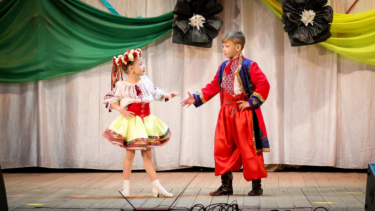 Танцювальний колектив Самоцвіти Ішов козак потайком