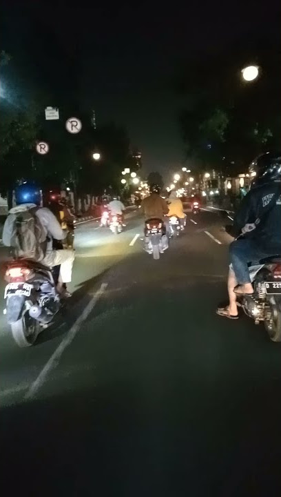 story' WA 30 detik, jalan malam di kota Bandung