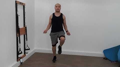 Pular corda subindo joelhos (sem corda)