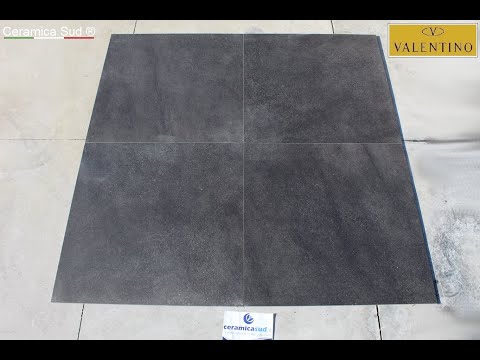 Firkantet gulv med vulkansk steineffekt i mørk sort / antrasitt farge 120 x 120 cm.