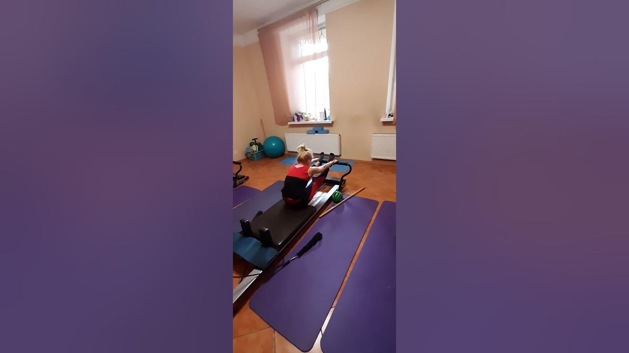 Растяжка на реформере. Тоже можно сделать у стены или с амортизационной ...