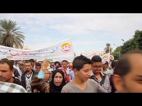 تصویری: رسانه ها: معترضین در تونس تلاش می کنند به ساختمان پارلمان حمله کنند