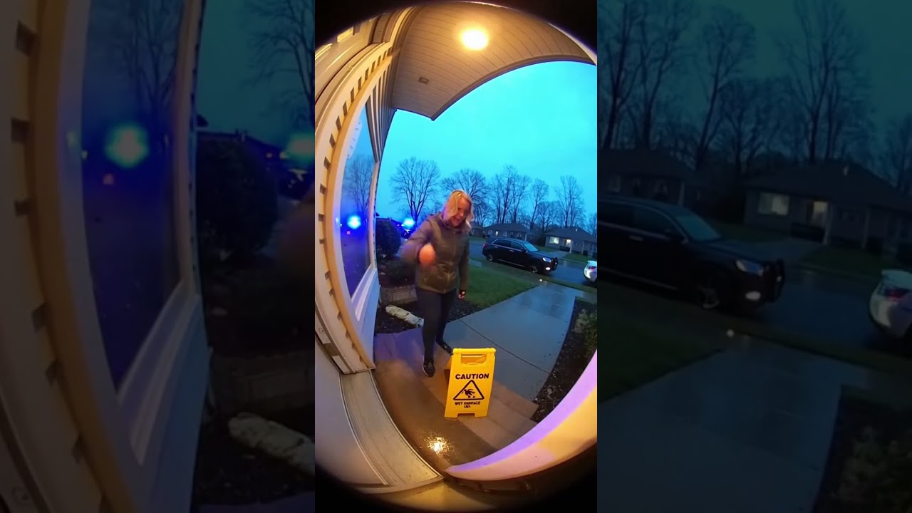 Карен против знаков безопасности! 😡⚠️ 