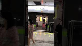Shanghai Metro Line 2 at Weining Rd Station (上海轨道交通2号线02A05绿灯侠-威宁路站)