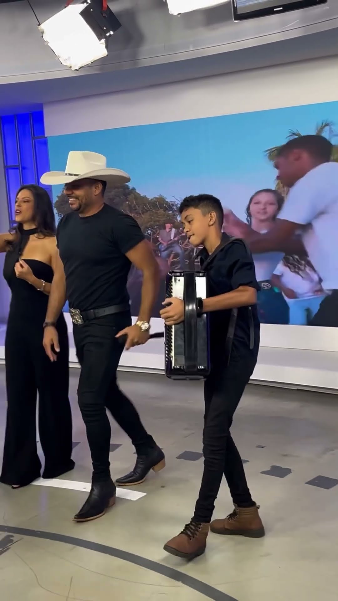 O fenômeno néon do forró e seu filho cantando a mulherada já chegou pra dançar quem gostar comenta