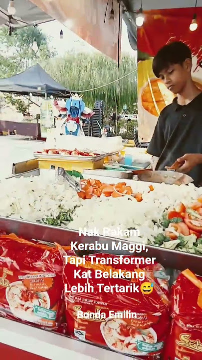 Lembutnya transformers kat belakang tu, siap melambai menggoda pengunjung yang lalu