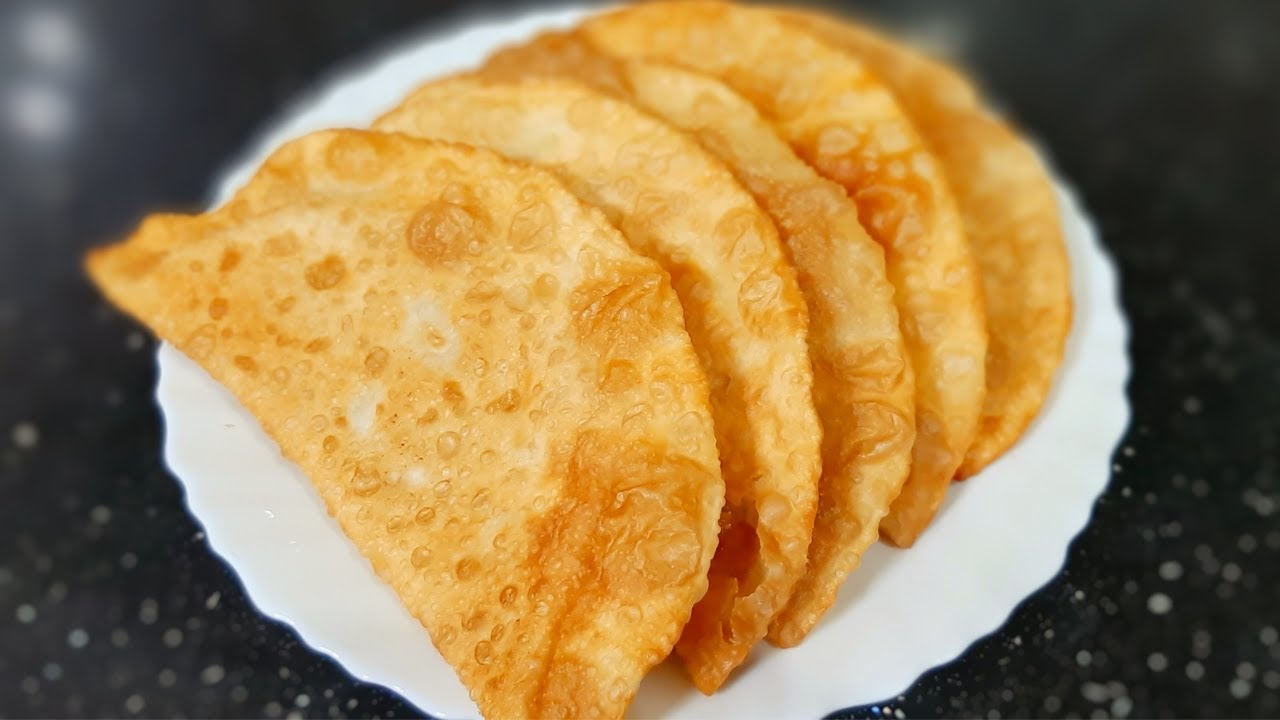 Мягкое хрустящее. Вкусное тесто для чебуреков пузырчатое и хрустящее.