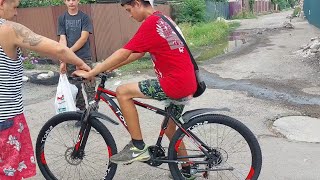 Мариуполь подарили Илье новый велосипед