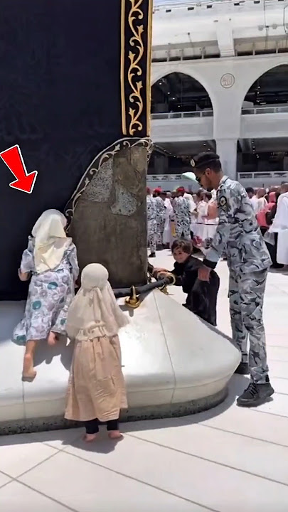 Anak Ini Dengan Mudah Mencium Ka'bah  #shortvideo #tahunbaruislam #palestine #fyp