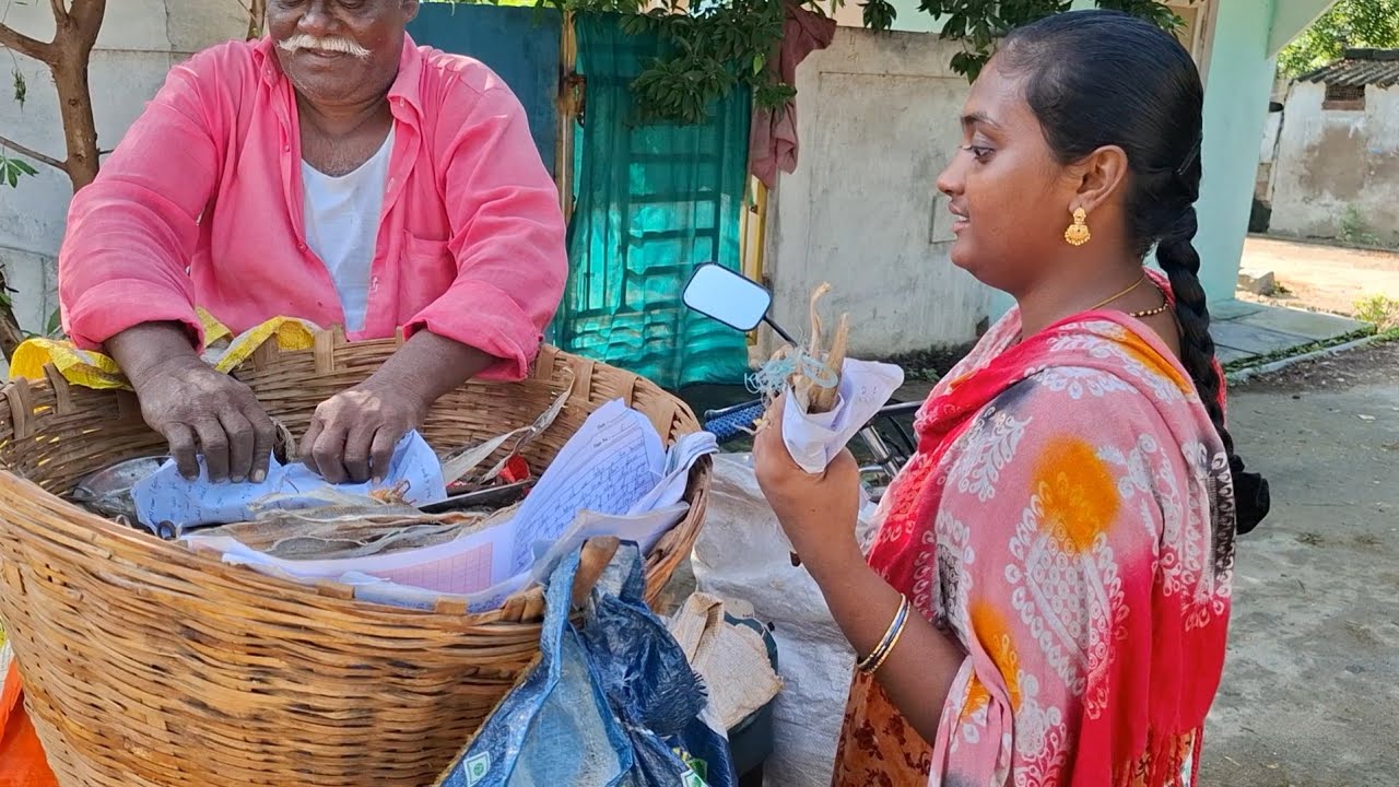 ఎండి చేపల కూర+కాకరకాయ పచ్చడి చేసుకొని పనికి వెళ్లాను అక్కడ భోజనం చేస్తుంటే చాలా బాగుంటుంది