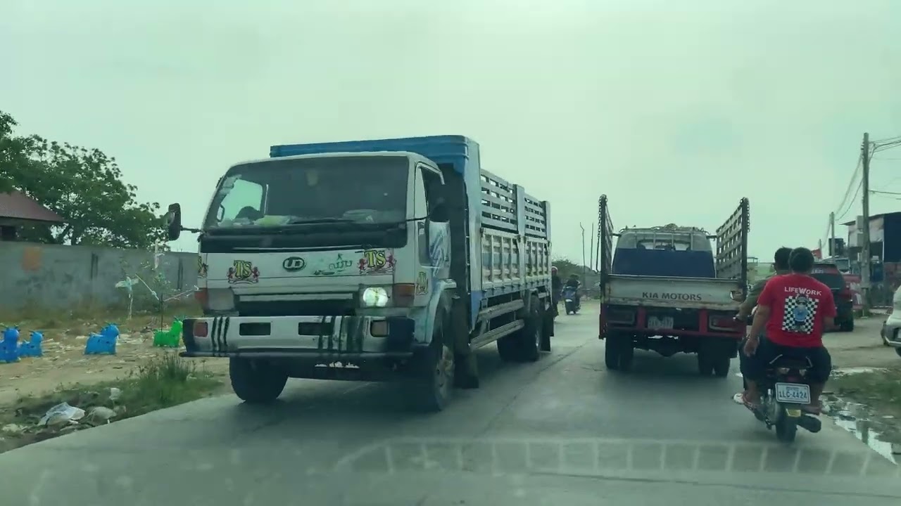 View of the road passing in front of Wat Taphem to Wat Arunawati