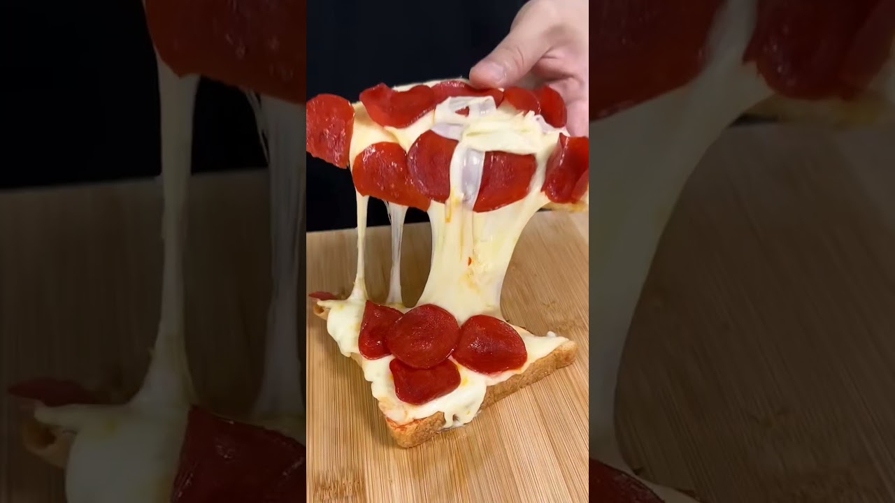 Evde Sandviç Ekmeği ile Pratik Peperoni Pizza Tarifi! Evde Sandviç Ekmeği ile Pratik Peperoni Pizza Tarifi!