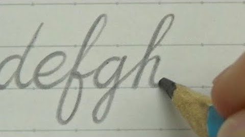 鉛筆を使ってアルファベットの小文字を筆記体とブロック体で書いてみた